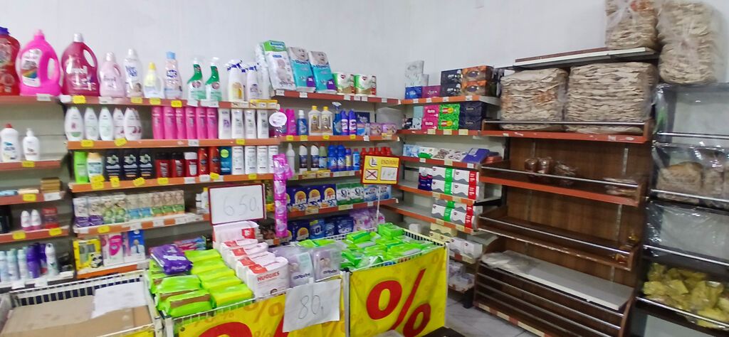 Universam tipli ərzaq və məişət malları mağazası Məhsul çeşidi — Vitrini, Bakı (5)