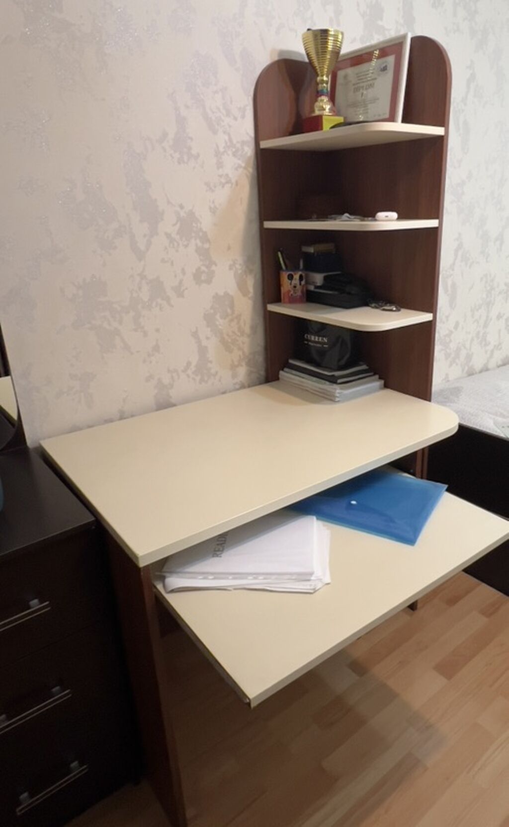 Künc masa, Stulsuz, Polkalı, Siyirməsiz, Sadə laminat — Kompüter masaları və kresloları, Bakı (2)