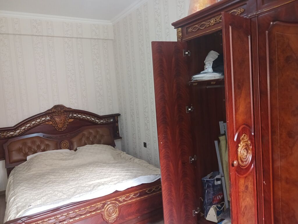 Klassik üslubda dəbdəbəli yataq otağı dəsti Tərkibi: - Çarpayı – iri — Yataq otağı mobilya dəstləri, Qobu (5)