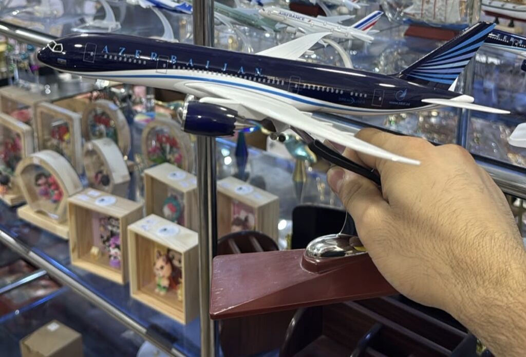 Azerbaijan Airlines (Azal) sərnişin təyyarəsinin maketi 28 sm 100 AZN — Oyuncaq nəqliyyatı, Bakı