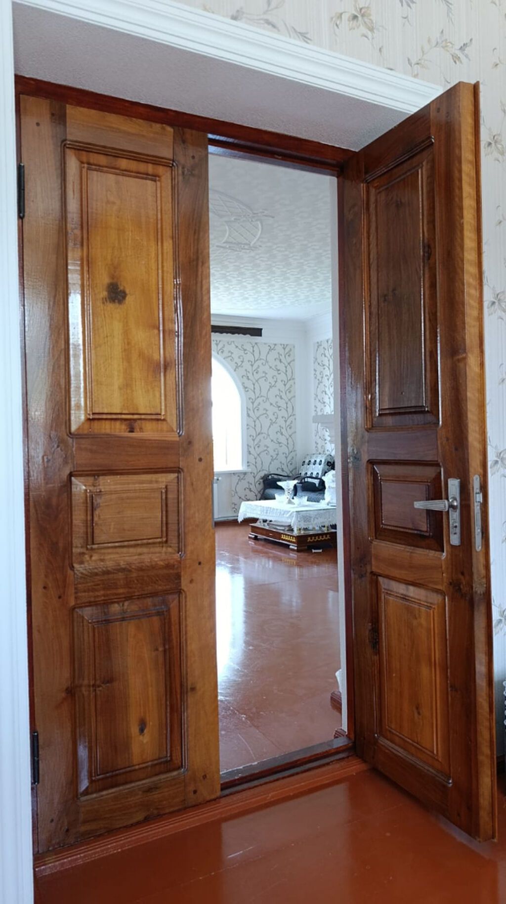 Salam. 2 ədəd 2-laylı qapı satıram qoz ağacından. Çərçivənin ölçüsü — Pəncərələr, qapılar, balkonlar, Xaçmaz (2)