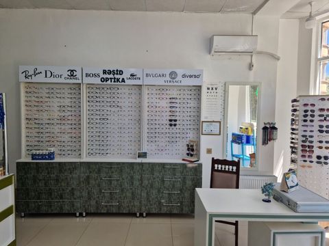 Optika mağazasında geniş çərçivə və eynək seçimi Məhsul və brendlər — Masazır