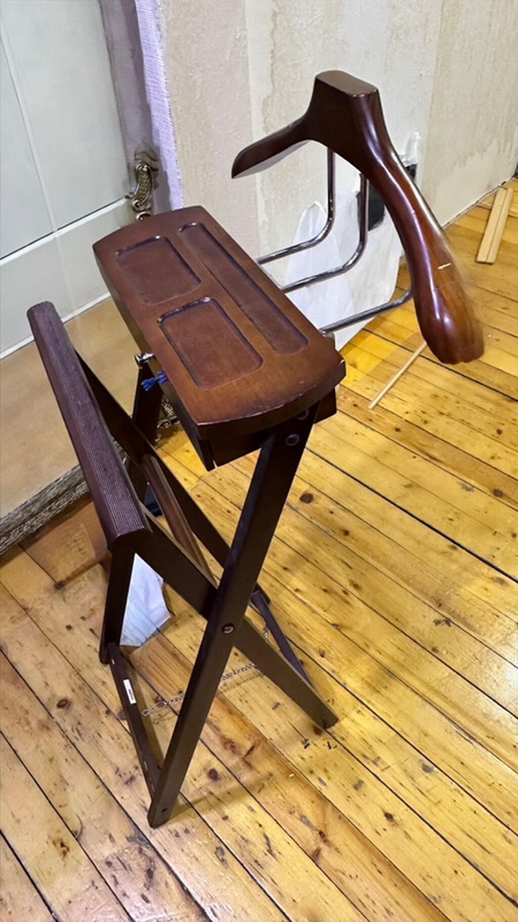 Klassik üslubda kiçik dairəvi köməkçi stol və qatlanan paltar asqısı — Masalar və stullar, Bakı (8)
