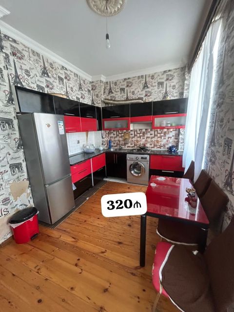 Mətbəx mebeli satılır 320₼. Ölçü təxmini 4/5. Üzərində qaz moyka — Bakı