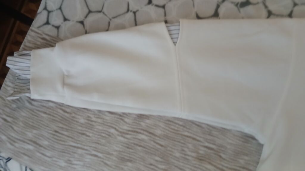 Ag rengli sweater 1-2 defe geyinilib xosuma gelmir deye satiram — Hodie və sviter, Bakı (4)