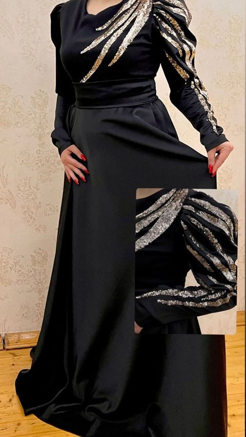Qara ziyafət geyimi – uzun, axıcı ətəkli model. Üst hissə qollarda — Bakı