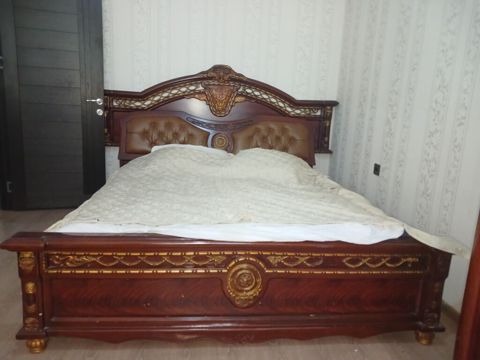 Klassik üslubda dəbdəbəli yataq otağı dəsti Tərkibi: - Çarpayı – iri — Qobu