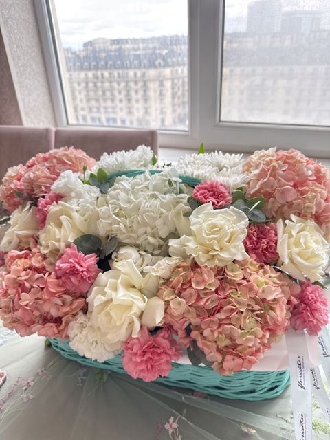 Şık çiçək kompozisiyası – pastel tonlarda səbət buketi - Tərkib: krem — 100 ₼ · Bakı · Çiçəklər Şık çiçək kompozisiyası – pastel tonlarda səbət buketi - Tərkib: krem — Bakı