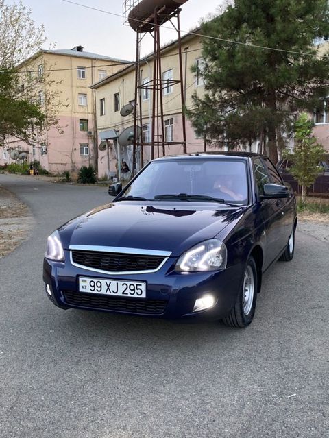 Lada Priora sedan – tünd göy rəng, AZ nömrə nişanı 99 XJ 295. Maşın — Bakı