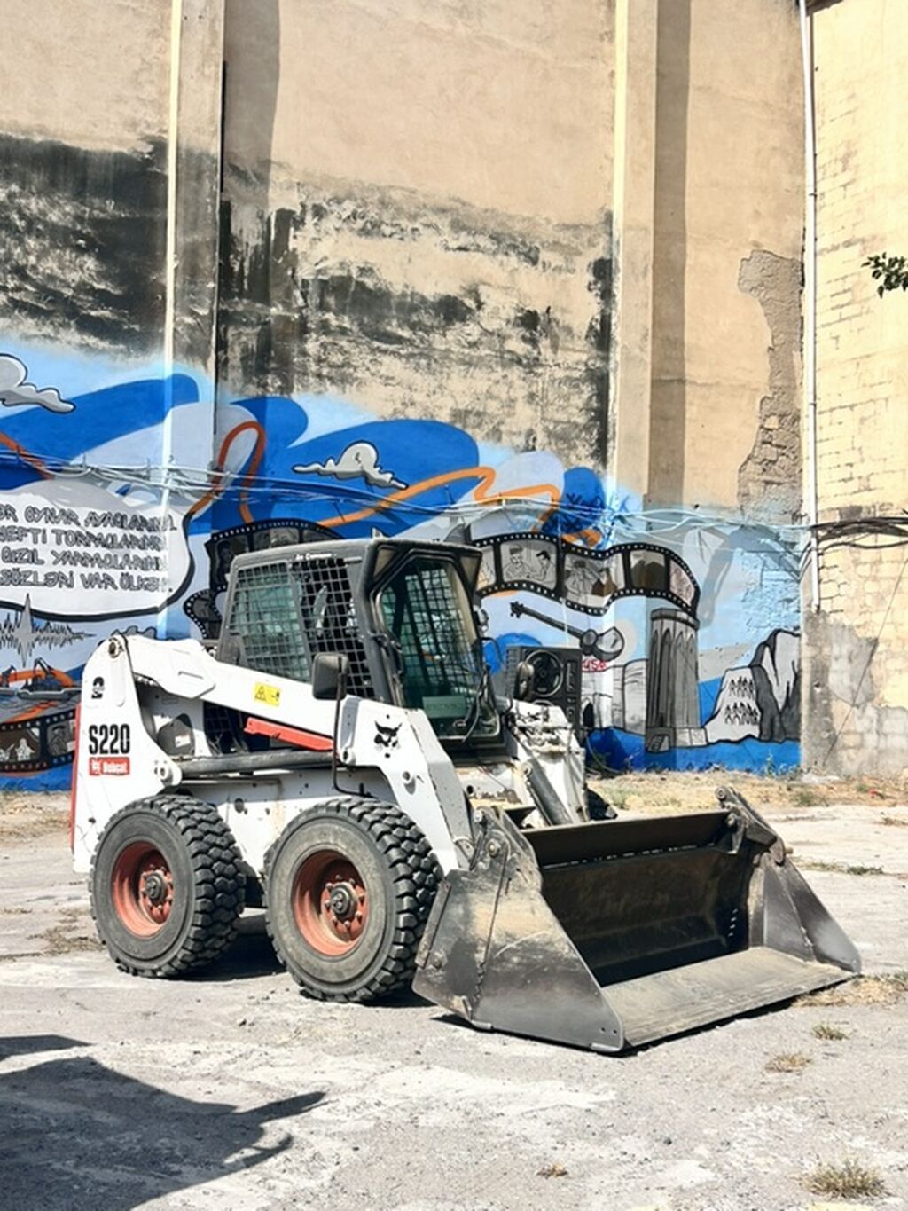Bobcat S220 mini-yükləyici və Mercedes-Benz üç tərəfli damperli yük — Xüsusi texnika icarəsi, Fatmayı (2)