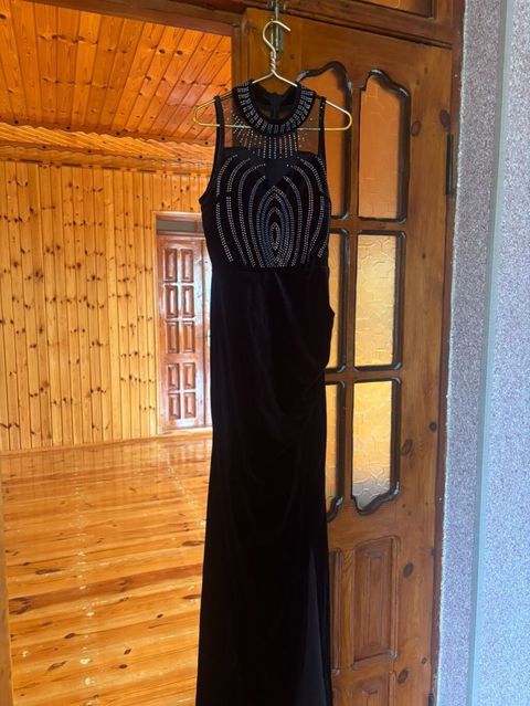 Qara məxməri uzun ziyafət donu - Model: uzun, bədənə oturan siluet — Astara