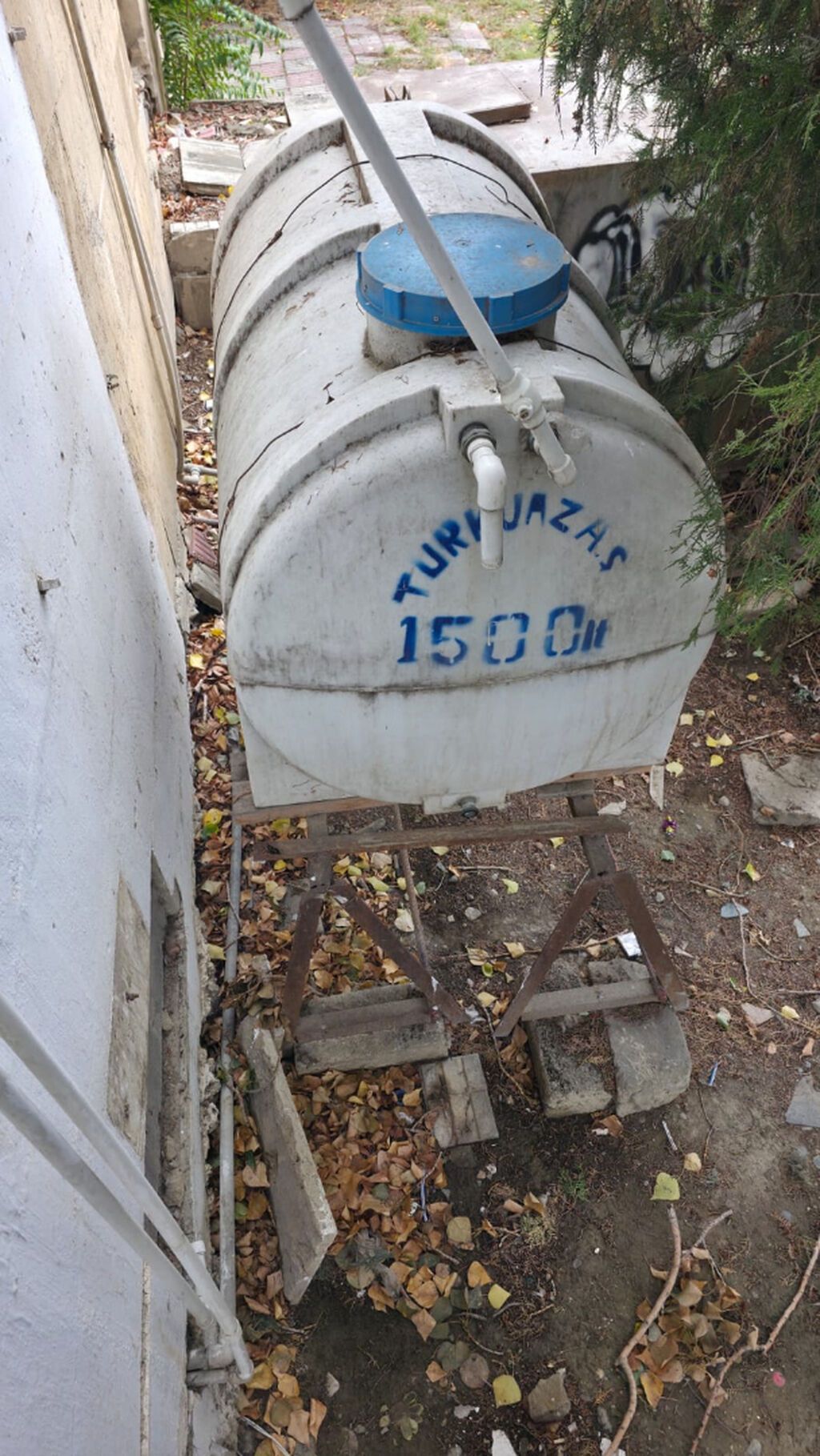 1.5 ton Bak satilir.150 azn — Su çənləri, kanisterləri, bochkalar, Bakı (2)