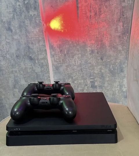 Sony PlayStation 4 Slim + 2 ədəd DualShock 4 pultu - Model: PS4 Slim — Bakı