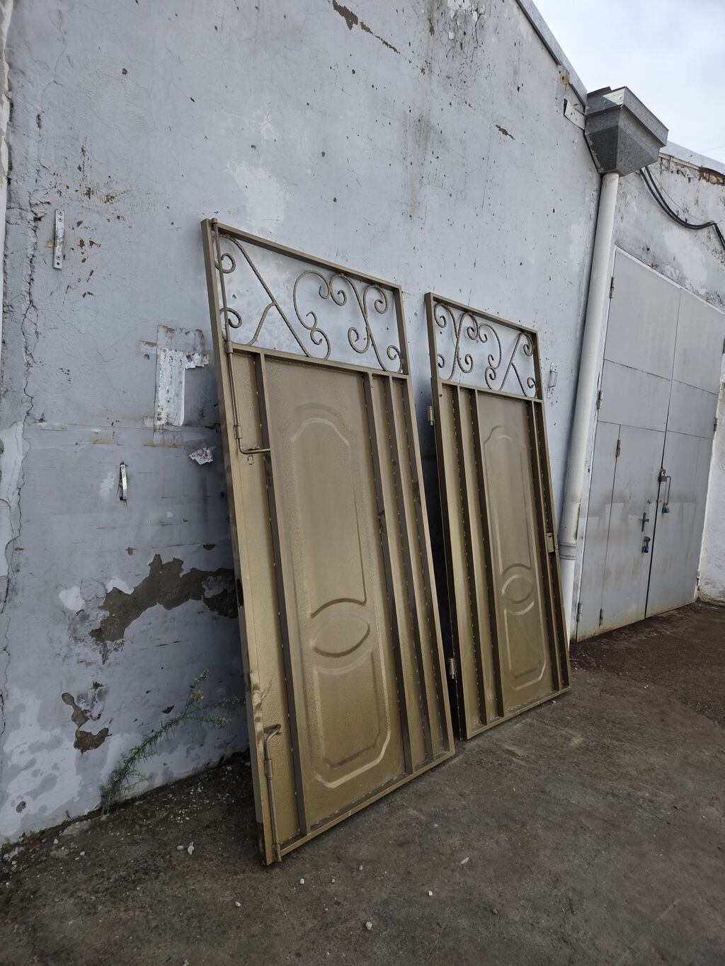 Metall qapı dəsti – dekorativ şəbəkəli üst hissə ilə - Material: tam — Pəncərələr, qapılar, balkonlar, Bakı (9)