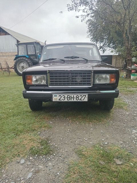 VAZ 2107, sedan, tünd qəhvəyi rəng. Klassik kvadrat dizaynlı kuzov — Bakı