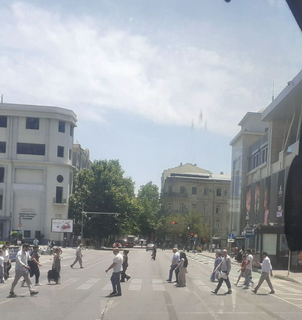 В центре города рядом с Центр банком За 28 Молл, Консерваторией — Mənzil, Bakı (3)