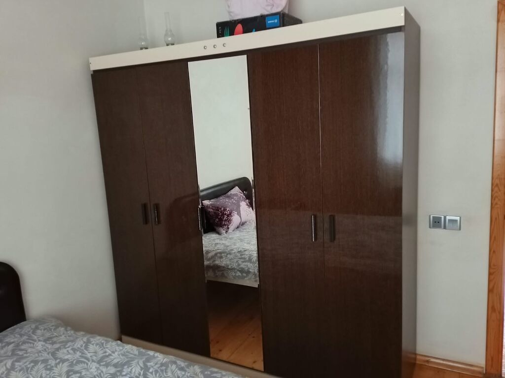 Dörd qapılı sürgülü qarderob - Material: parlaq laminat örtüklü ağac — Şkaflar, Qobu (2)