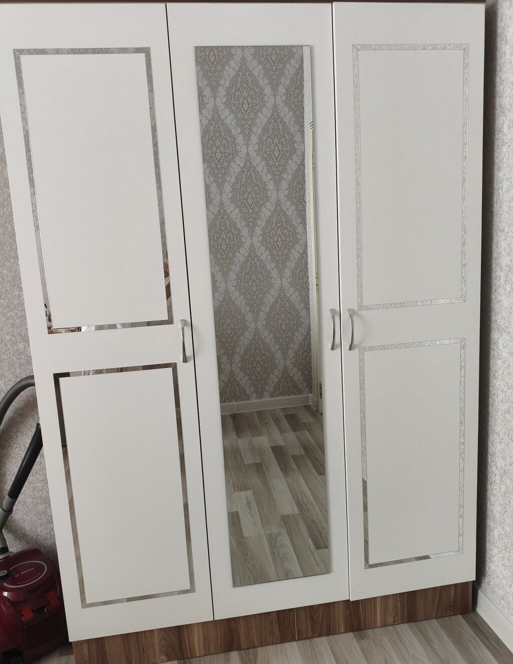 Üç qapılı paltar dolabı - Dizayn: Ağ ön panellər, ortada tam ölçülü — Şkaflar, Bakı (2)