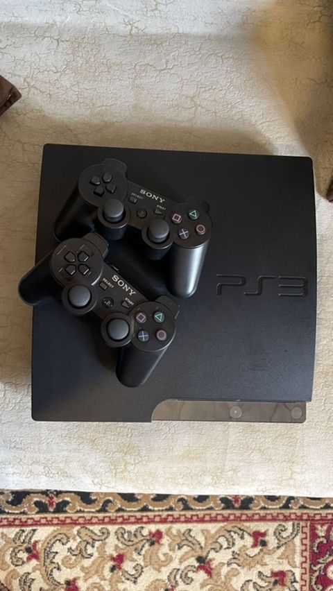 Sony PlayStation 3 (PS3) Slim oyun konsolu 2 Pult Üstnde Verirlir — Xırdalan
