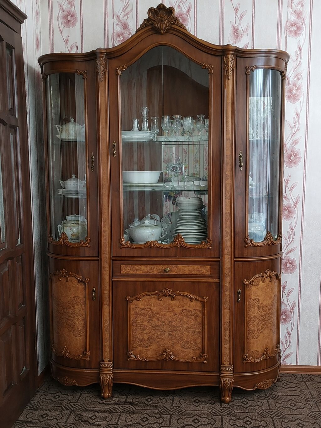 Klassik üslublu vitrin-bufet - Material: təbii ağac (qoz tonlarında) — Şkaflar, Digah