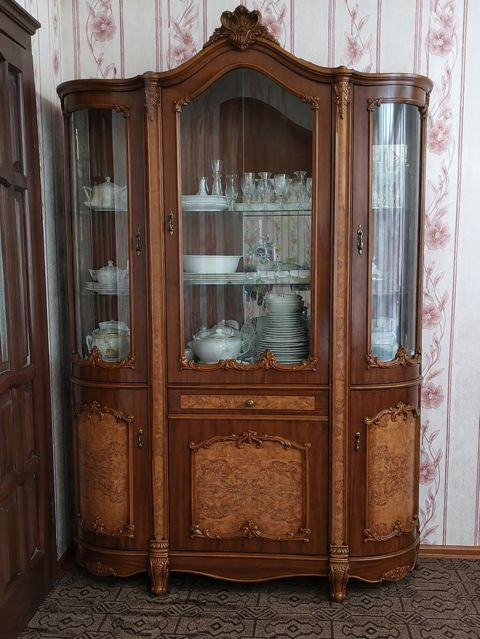 Klassik üslublu vitrin-bufet - Material: təbii ağac (qoz tonlarında) — Digah
