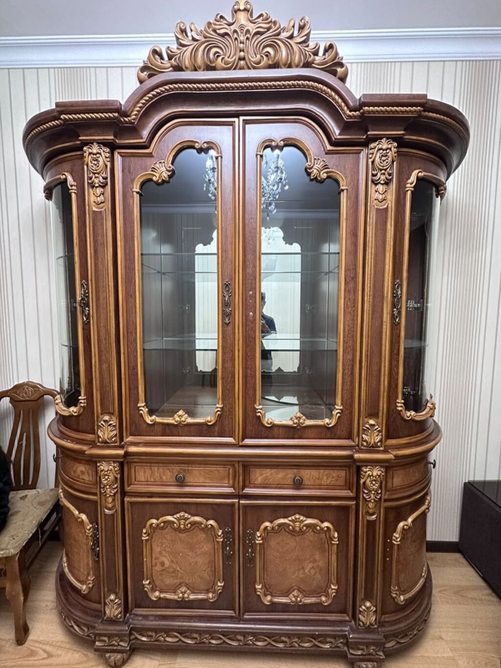 Klassik dizaynlı vitrin-bufet - Material: Təbii ağac (masiv) və şpon — Şkaflar, Bakı