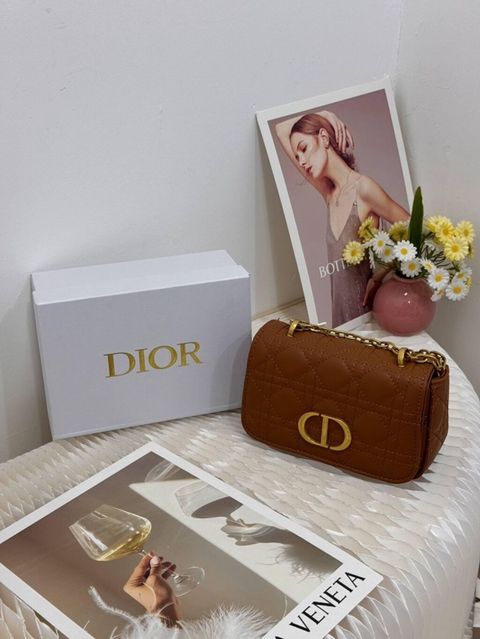 Məhsul: Dior çiyin/çapraz çanta - Model: Klapanlı, qızılı “CD” loqolu — Bakı