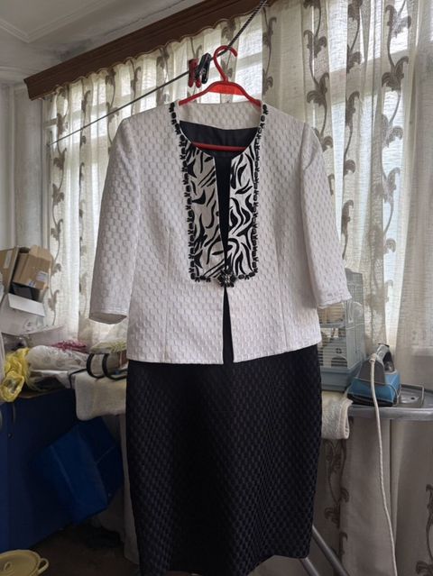 Qadın geyim dəstləri 1) Qara paltar + ağ qısa jaket - Paltar: qara — Bakı
