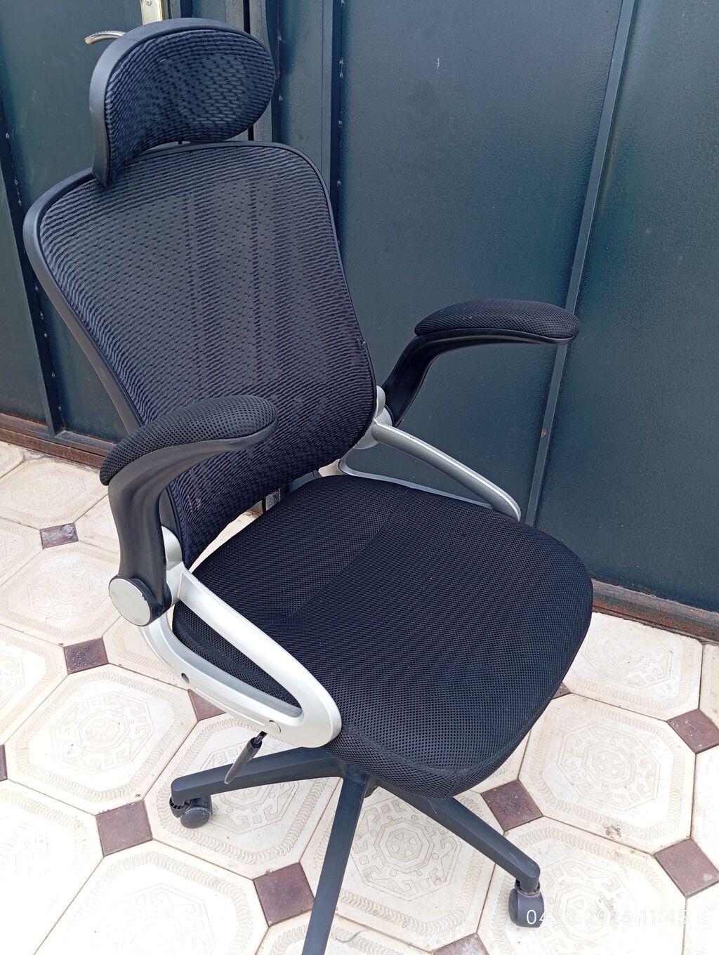 Erqonomik ofis kreslosu – nəfəsalan tor material, tənzimlənən hissələr — Ofis mebeli, Bakı (2)
