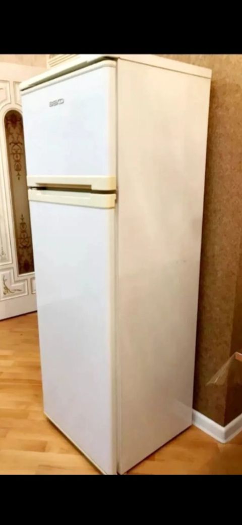 Beko iki qapılı soyuducu - Klassik ağ korpus, yuxarıda dondurucu — Bakı