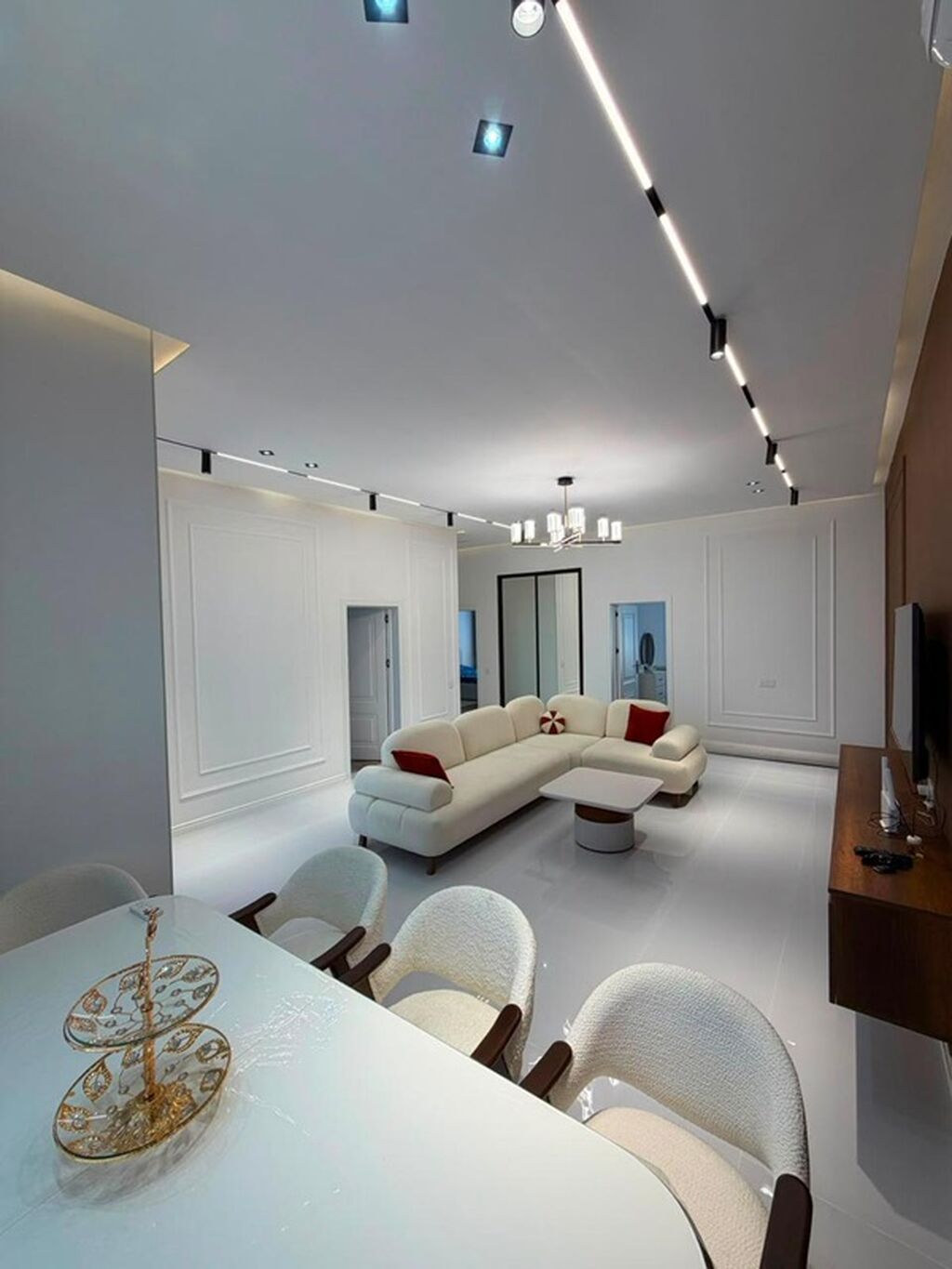 Müasir tərzdə layihələndirilmiş həyət evi - Geniş, tam hasarlanmış — Ev, villa, Bakı (4)