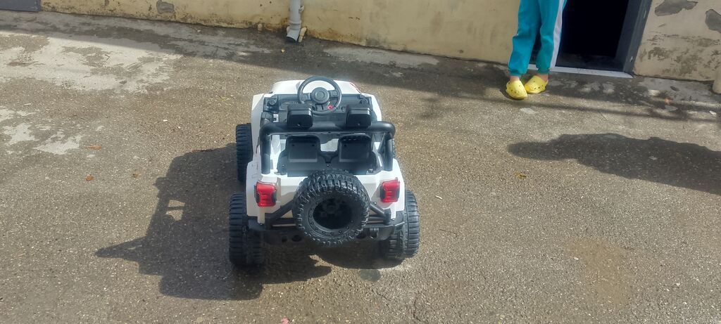 Uşaq üçün elektrikli off-road maşın – 4x4 tipli, ağ rəng — Uşaq avtomobilləri, Bakı (3)