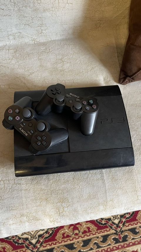 Sony PlayStation 3 Super Slim oyun konsolu 2 Pult üstnde verilir — Xırdalan
