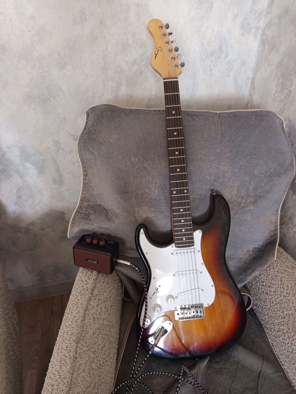 Squier elektro gitarla amfi satıram, 2 aydı almışam, 4-5 dəfə işlənib — Gitarlar və digər simli alətlər, Bakı