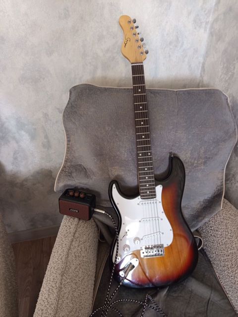 Squier elektro gitarla amfi satıram, 2 aydı almışam, 4-5 dəfə işlənib — Bakı