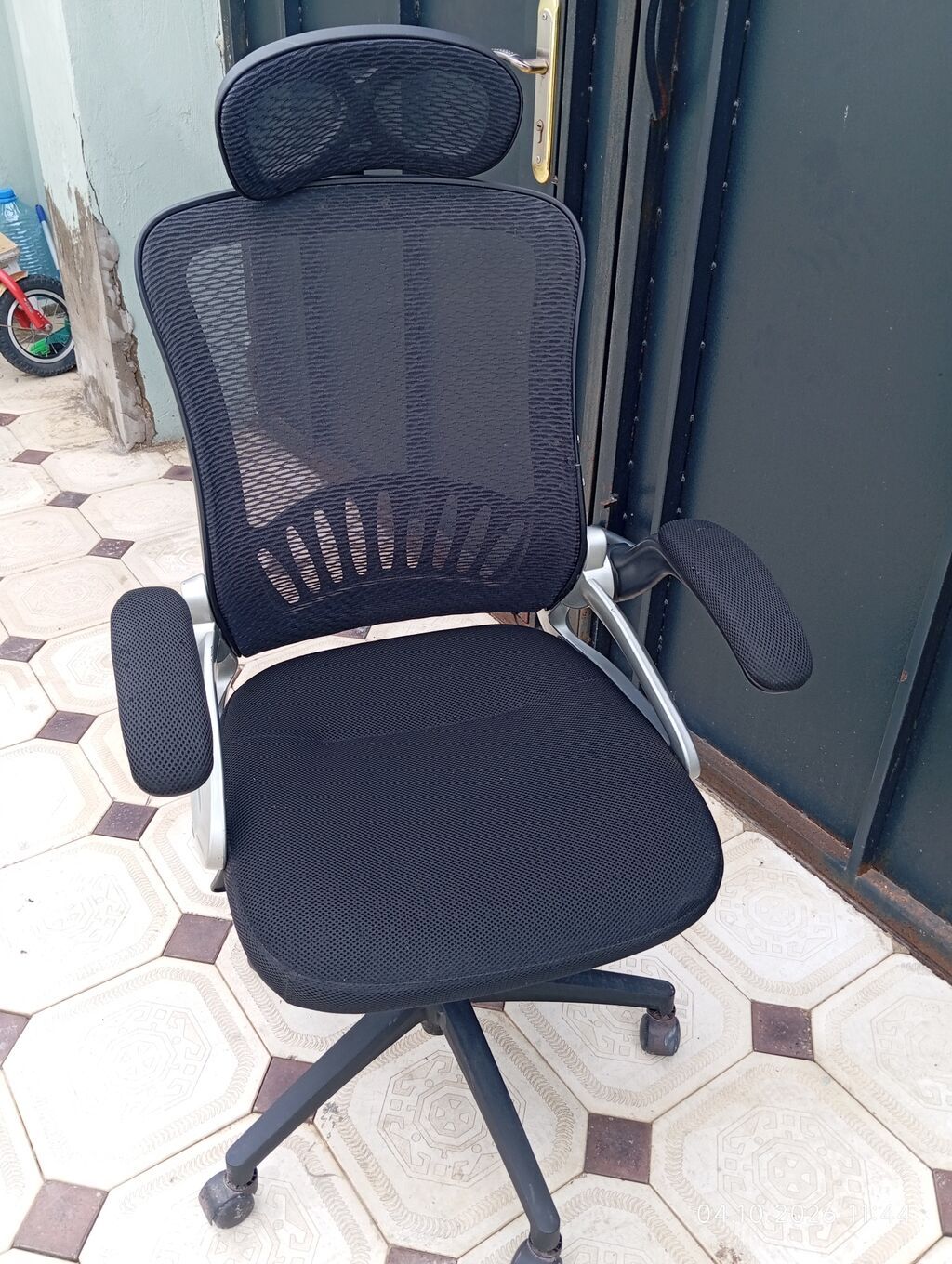 Erqonomik ofis kreslosu – nəfəsalan tor material, tənzimlənən hissələr — Ofis mebeli, Bakı