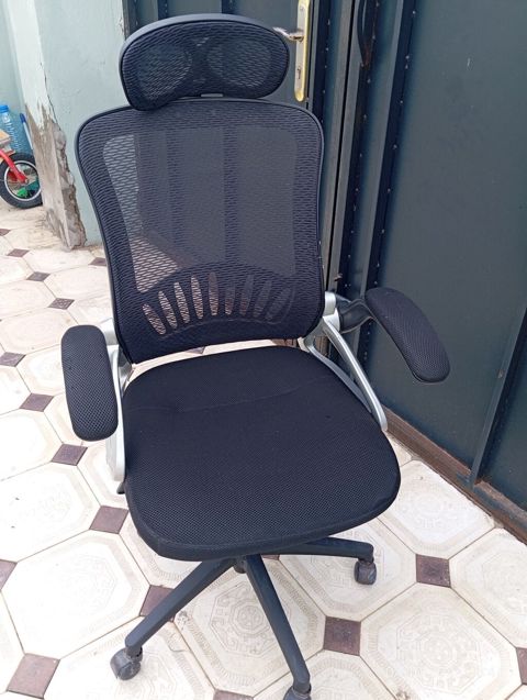 Erqonomik ofis kreslosu – nəfəsalan tor material, tənzimlənən hissələr — Bakı