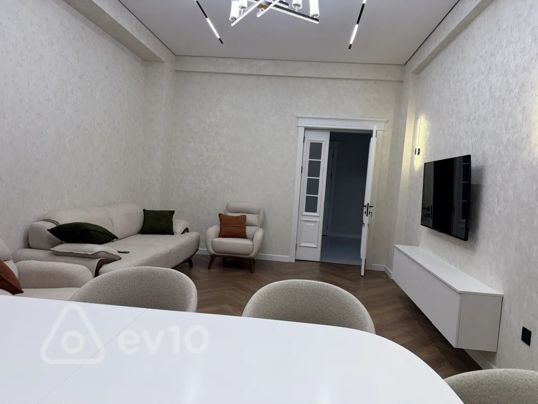 3 otaqlı mənzil, 150 m², Azərbaycan prospekti — kirayə — Bakı