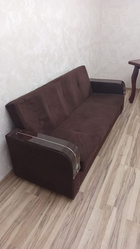 Qəhvəyi rəngdə 3 nəfərlik divan - Klassik düz xətli dizayn, qəhvəyi — Bakı