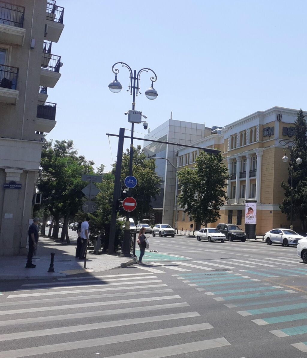 В центре города рядом с Центр банком За 28 Молл, Консерваторией — Mənzil, Bakı (2)