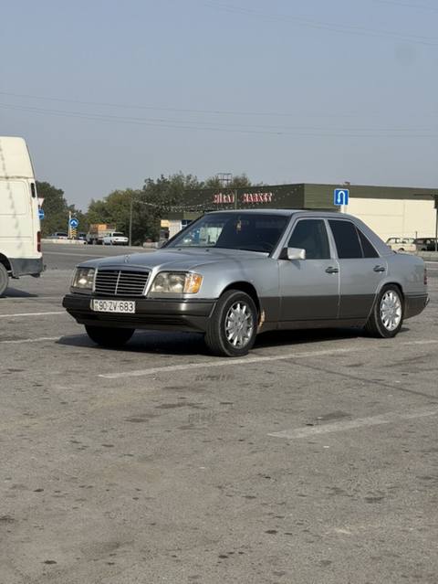 Mercedes-Benz E-Class W124 sedan - Kuzov: 4 qapılı sedan, gümüşü — Baku