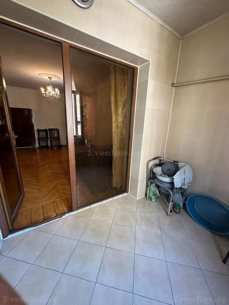 Satılır 3 otaqlı Mənzil Köhnə tikili 75 m² Bakı, Yasamal r., Nizami m — Bakı