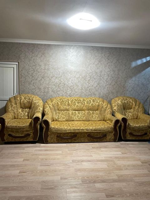 Klassik üslubda 3-lü mebel dəsti Tərkib: - 1 ədəd üçnəfərlik divan — Bakı