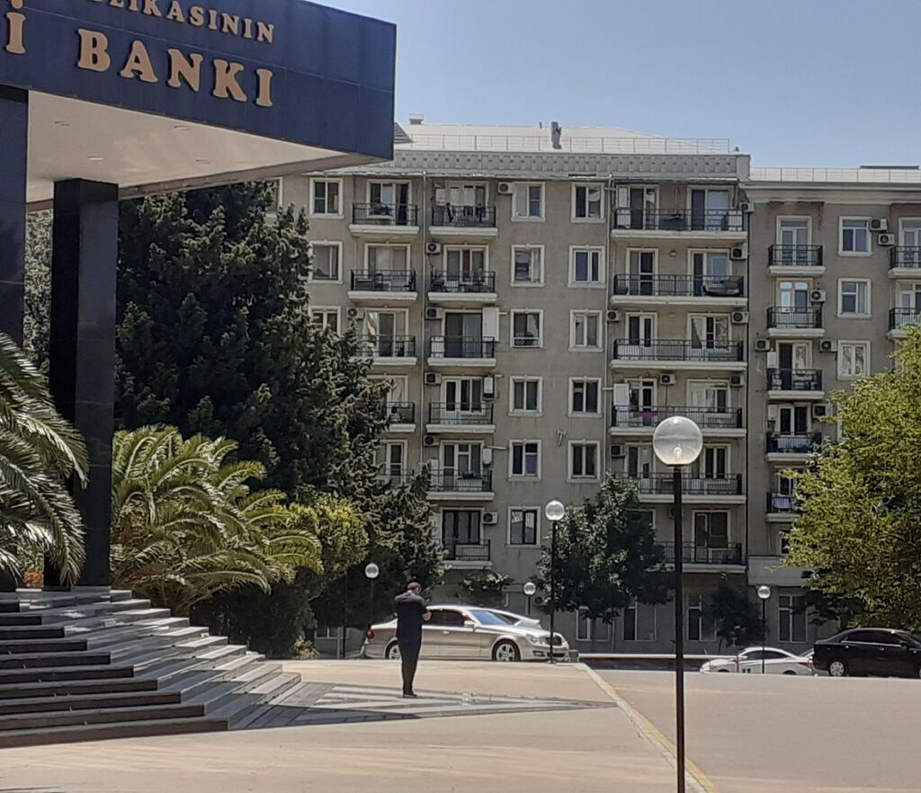 В центре города рядом с Центр банком За 28 Молл, Консерваторией — Mənzil, Bakı