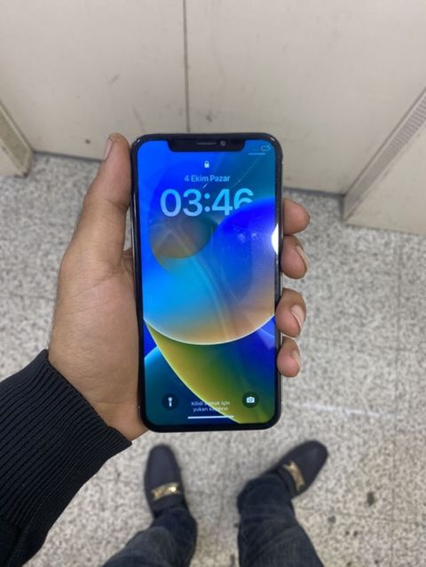 İphone x Ekran və arxası çatdır Bele işlemeyinde heçne problem — Bakı