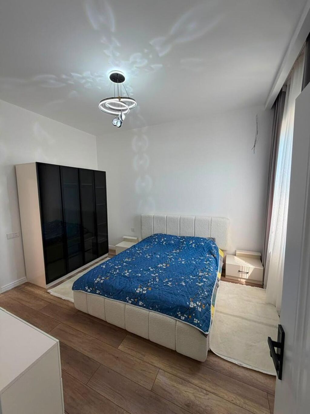 Müasir tərzdə layihələndirilmiş həyət evi - Geniş, tam hasarlanmış — Ev, villa, Bakı (6)