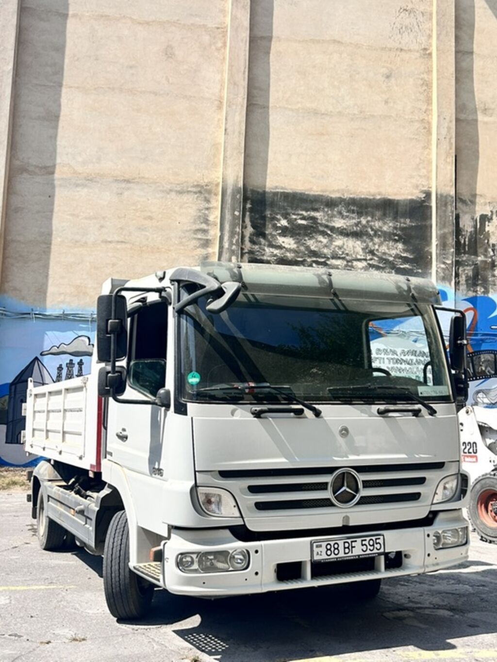 Bobcat S220 mini-yükləyici və Mercedes-Benz üç tərəfli damperli yük — Xüsusi texnika icarəsi, Fatmayı (3)
