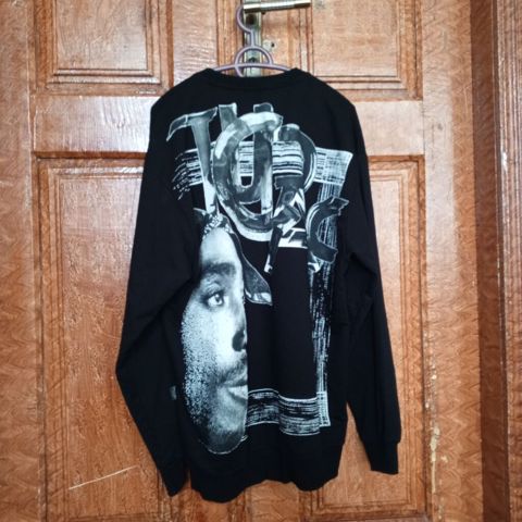 Qara sweatshirt – Tupac temalı - Ön hissə: “Tupac” yazılı, fırça — Liman
