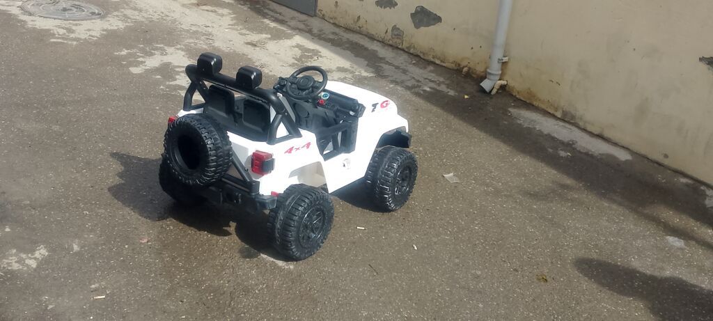 Uşaq üçün elektrikli off-road maşın – 4x4 tipli, ağ rəng — Uşaq avtomobilləri, Bakı (2)