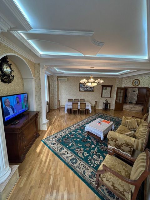 Satılır 4 otaqlı yeni tikili 200 m² — Bakı